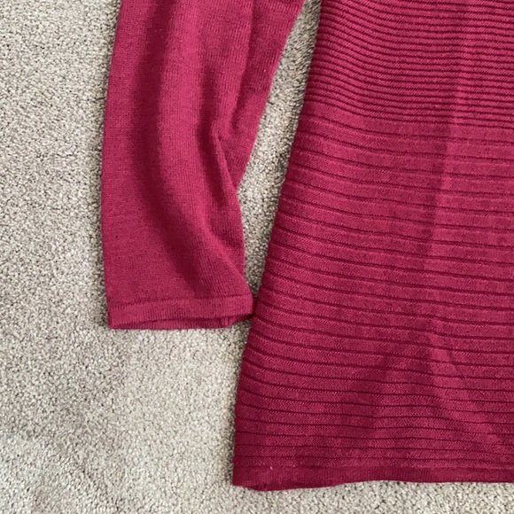 Dana Buchman ruby red/rust red tunic sweater with keyhole neckline - Picture 9 of 12